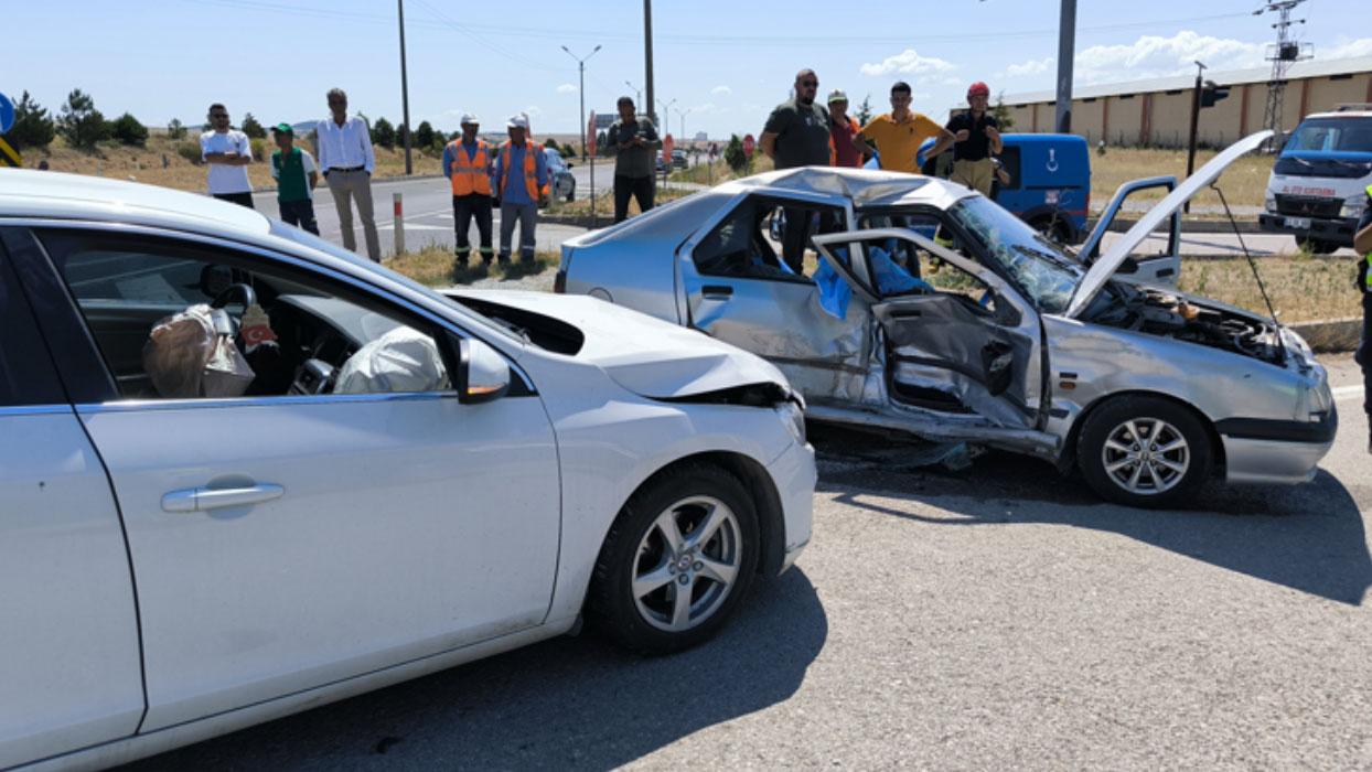 Kütahya'da Otomobil Çarpışması: 1 Ölü, 2 Yaralı