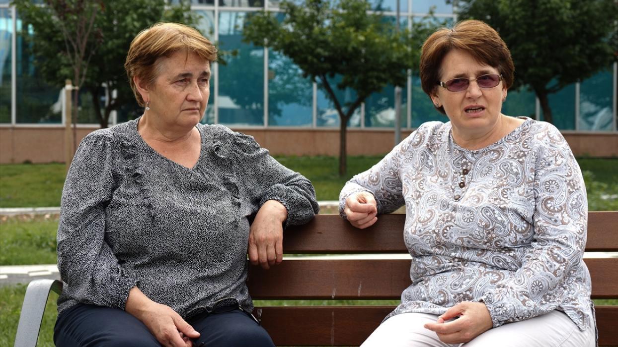 Srebrenitsa Soykırımı'nda ailelerini kaybeden iki kız kardeşin acısı geçen 29 yıla rağmen hala taze