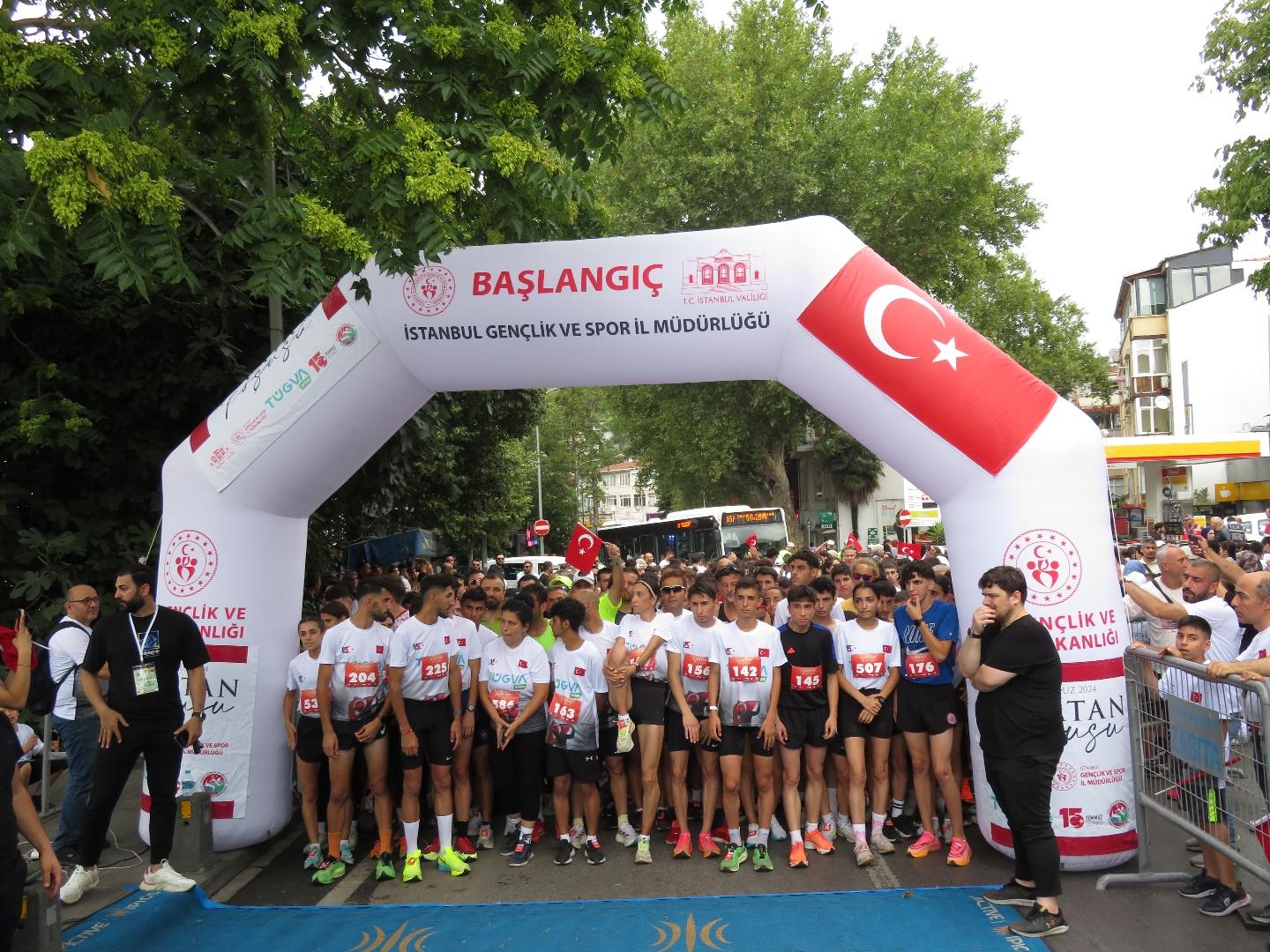 Üsküdar'da yüzlerce sporcu 15 Temmuz Şehitleri için koştu