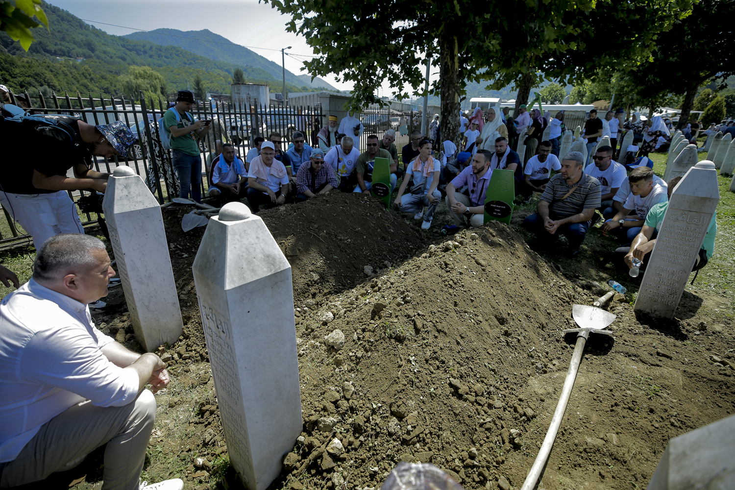 Potoçari Anıt Mezarlığı'nda tören! Srebrenitsa Soykırımı'nın 14 kurbanı daha toprağa verildi