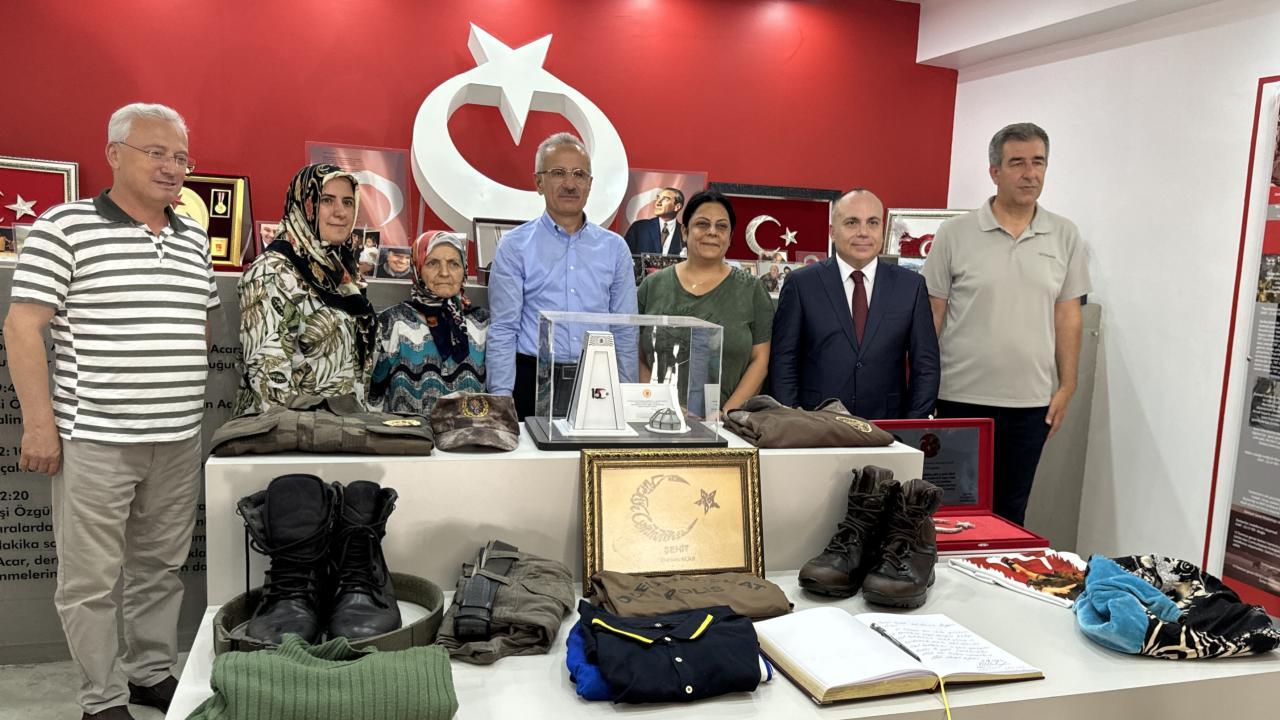 Bakan Uraloğlu şehit Dursun Acar'ın ailesini ziyaret etti