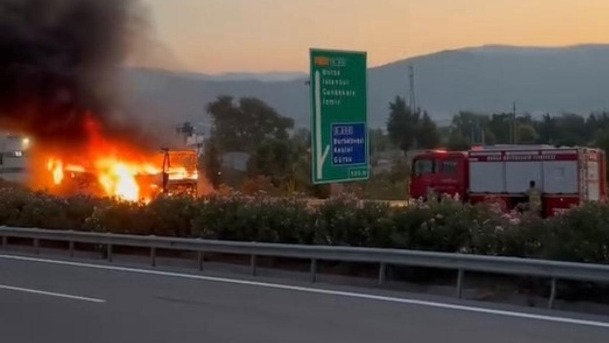Bursa'da seyir halindeki yolcu otobüsü alev alev yanarak kül oldu, yolcular son anda kurtarıldı