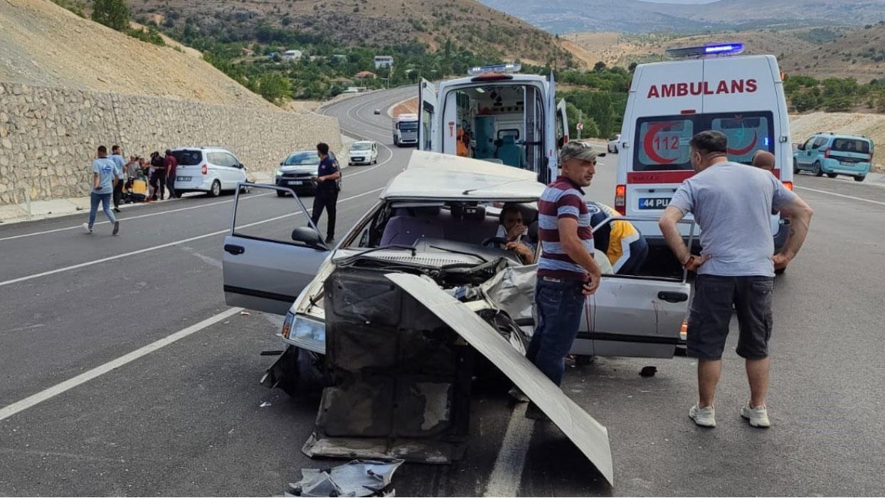 Darende'de kamyona minibüs çarptı: 5 yaralı