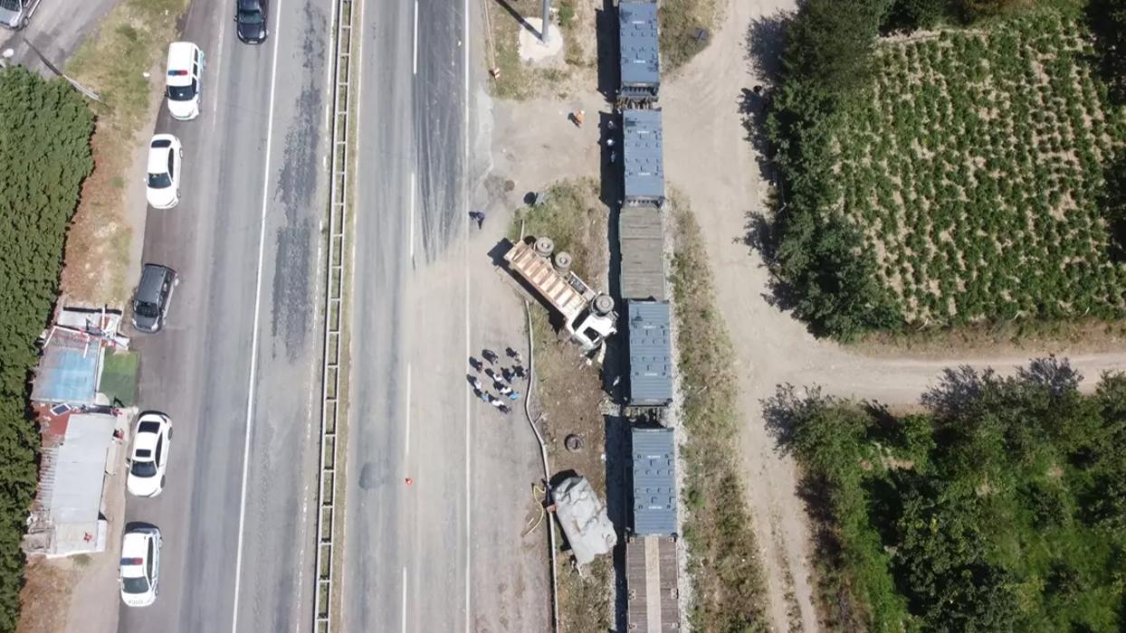 Tren kamyona çarptı: 1 ölü 3 yaralı