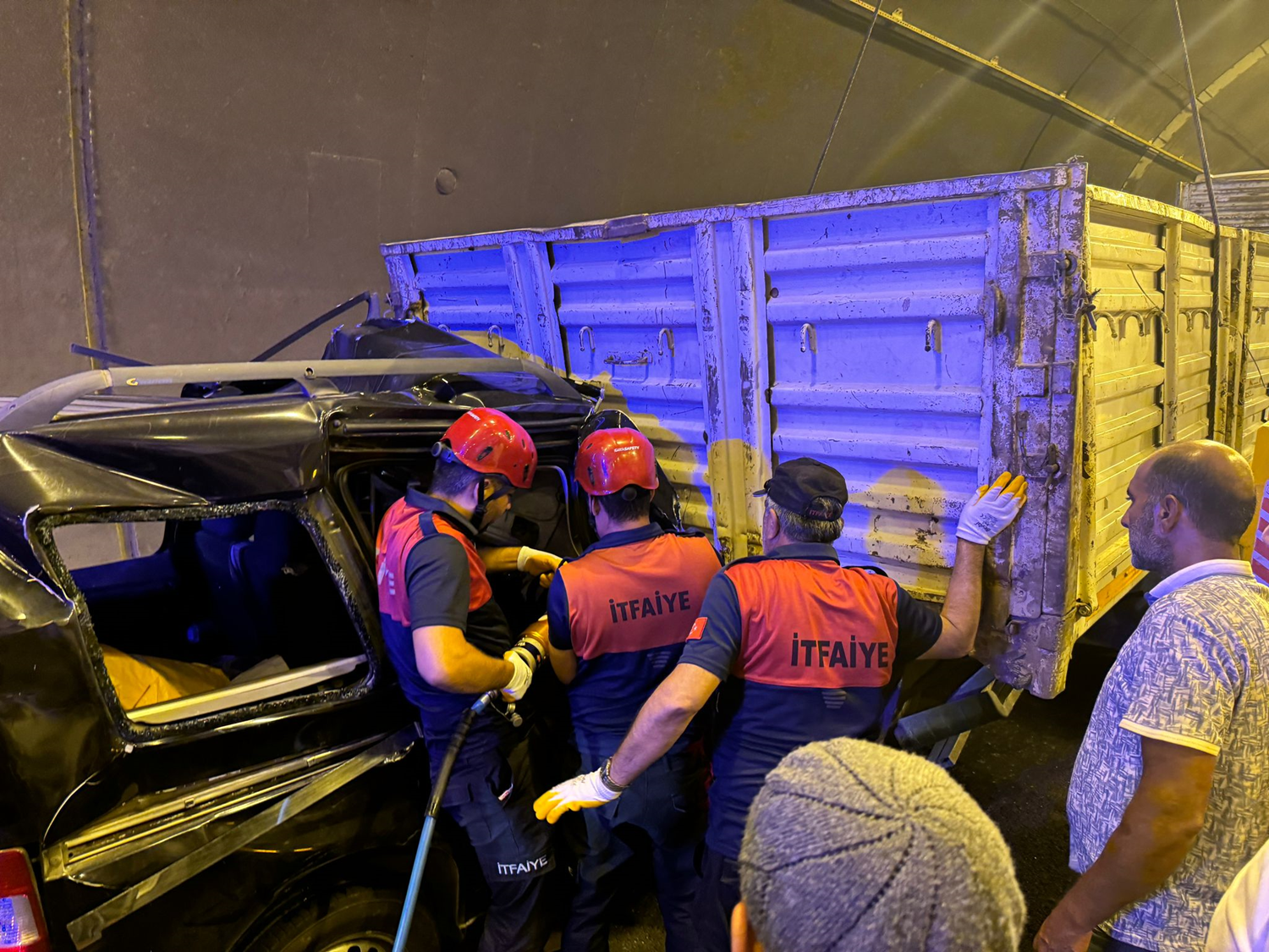 Osmaniye'de tıra çarpan araçta 1 ölü, 2 yaralı!