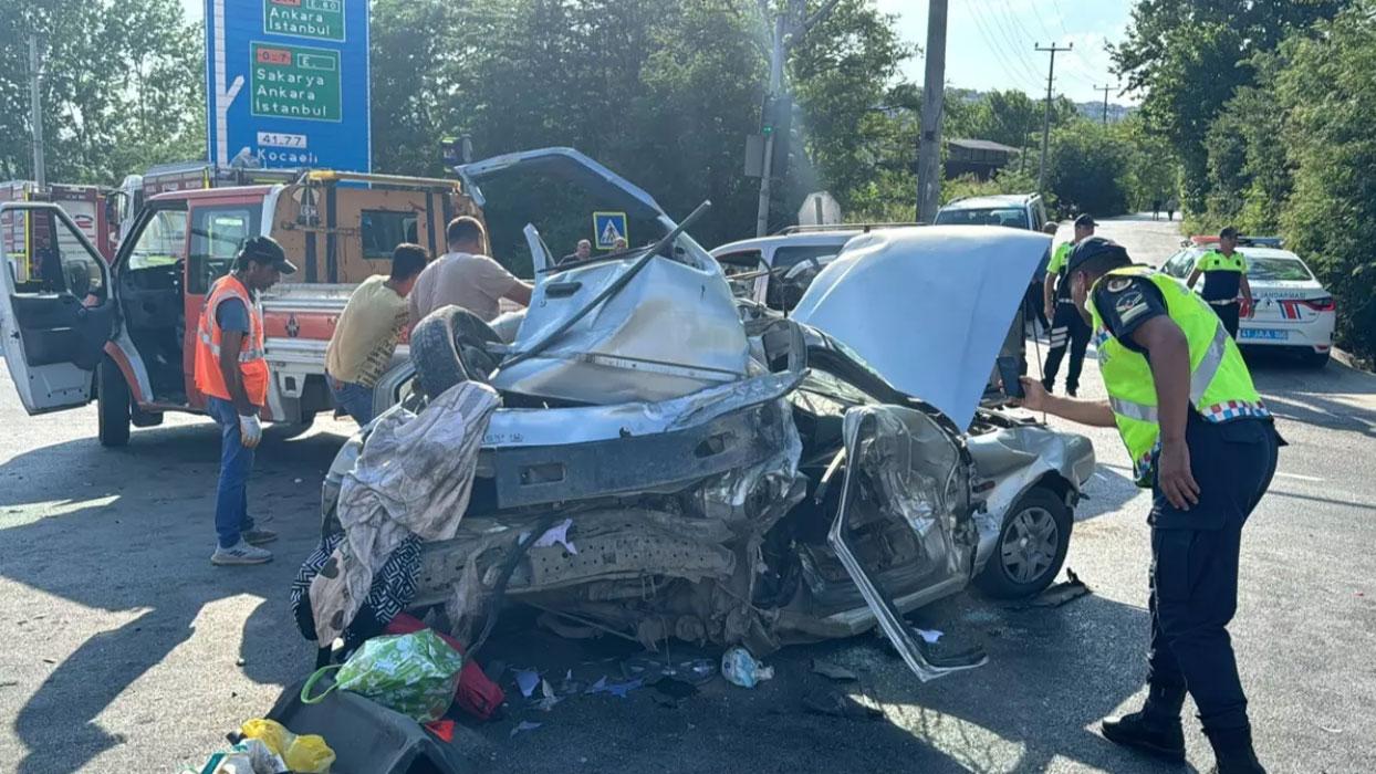 Kocaeli'de tır otomobile çarptı: 2 çocuk öldü