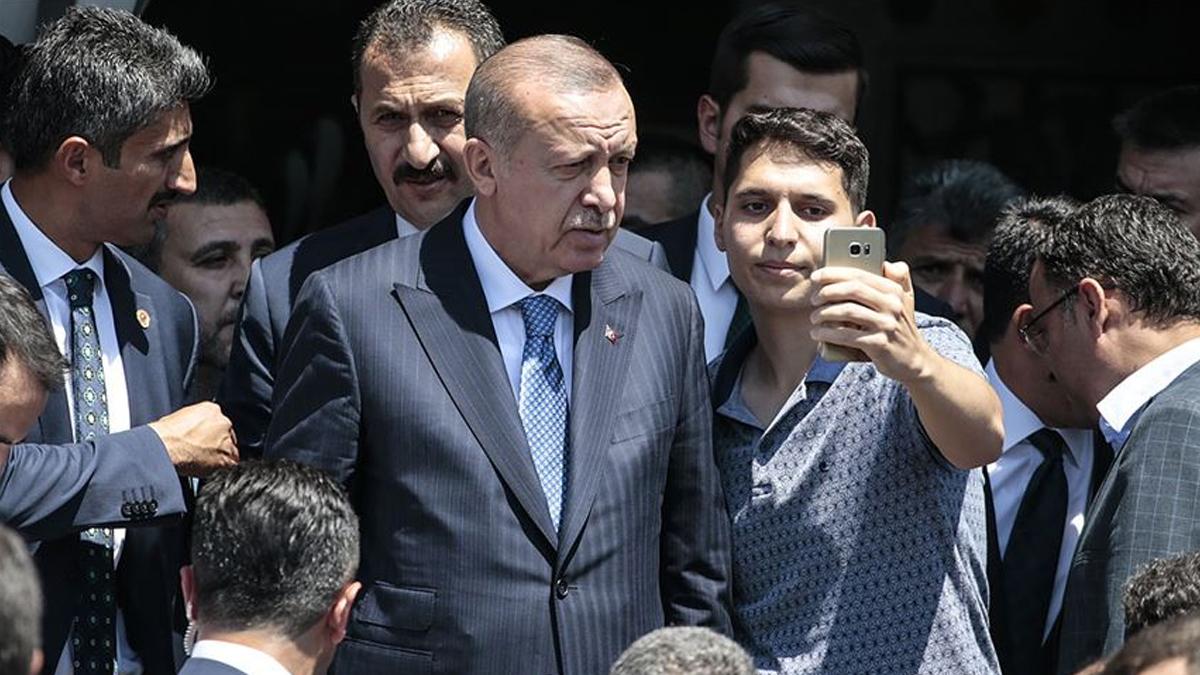 Cumhurbaşkanı Erdoğan, Cuma namazı sonrası vatandaşlarla buluştu ve sohbet etti