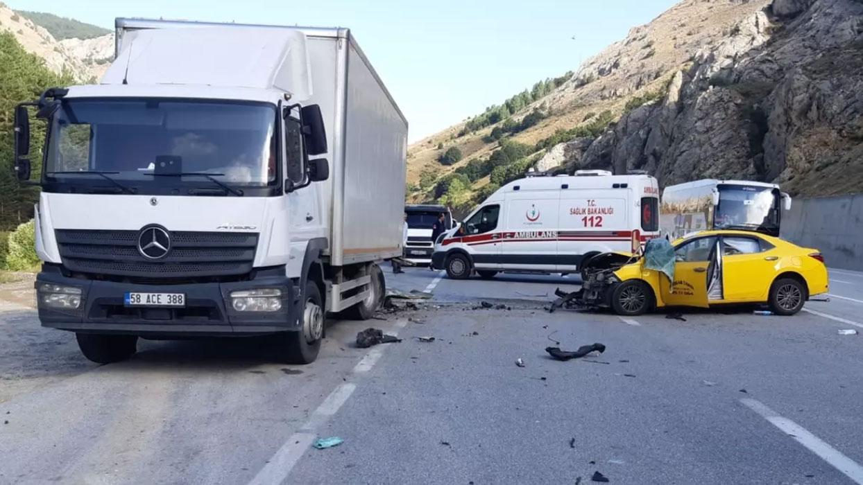 Erzincan'da otomobil park halindeki kamyona çarptı: 2 ölü