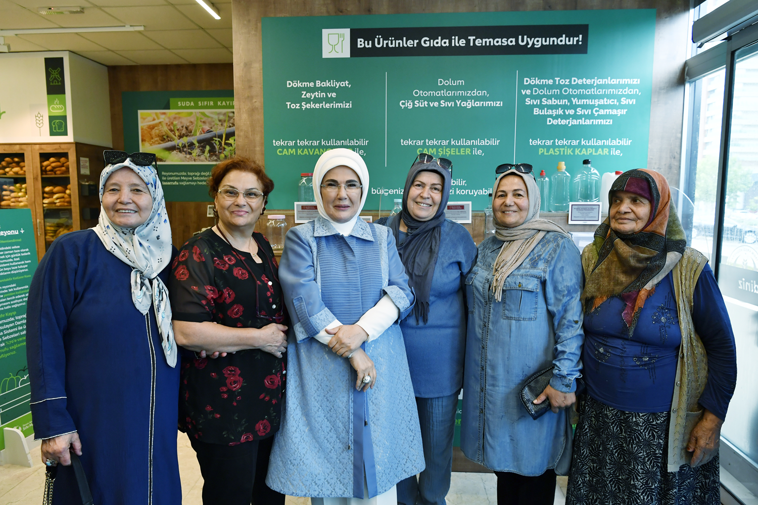 Emine Erdoğan, atıksız alışverişi teşvik eden marketi ziyaret etti