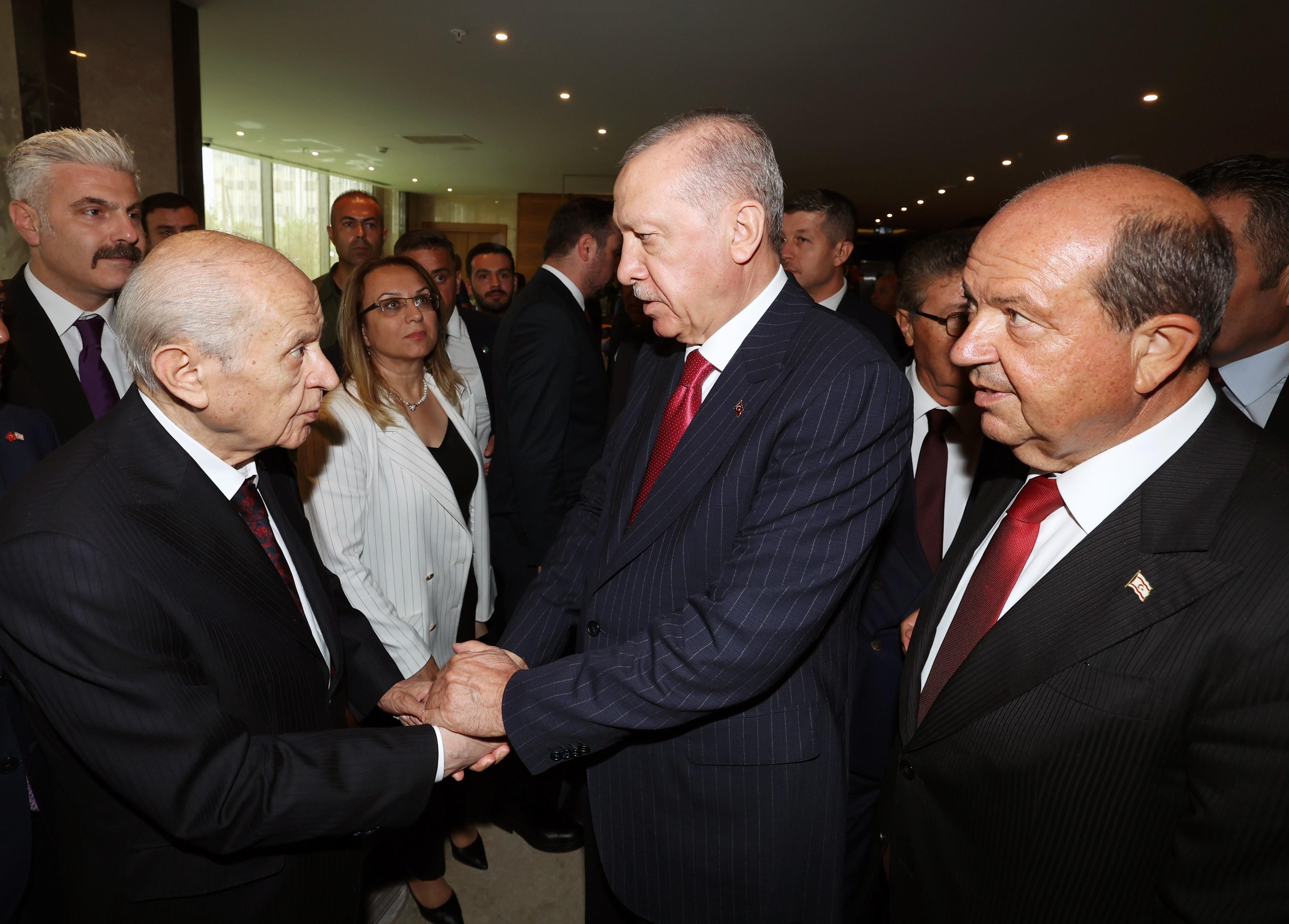 KKTC'de Cumhurbaşkanı Erdoğan'a tablo hediye edildi: 380 çivi ve 7 bin 300 metre telle yapıldı