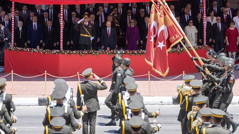 KKTC'deki Barış ve Özgürlük Bayramı geniş katılımla kutlandı