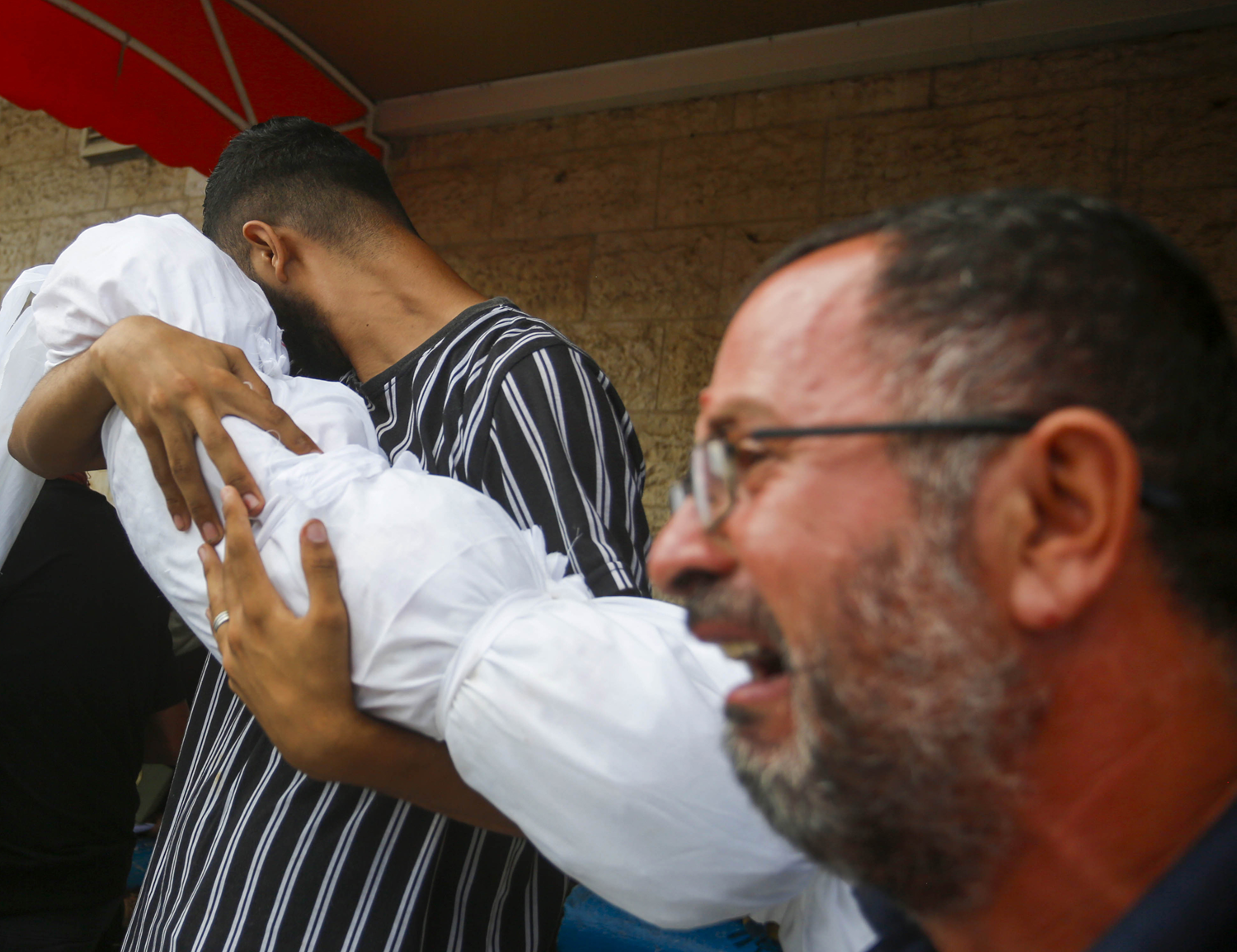 Soykırımcı İsrail Gazze'ye bomba yağdırdı: Çok sayıda Filistinli şehit oldu