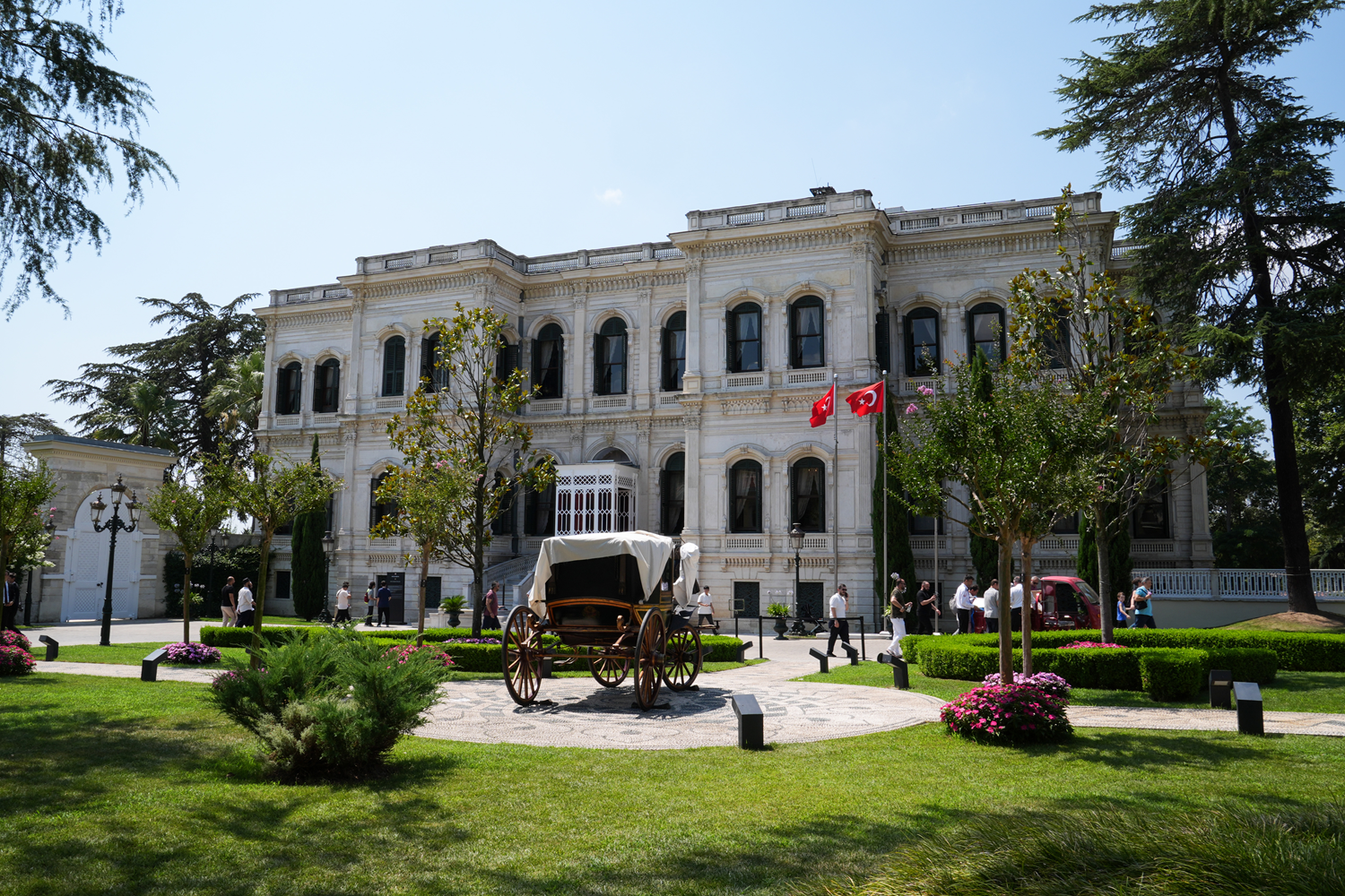 Binlerce nadir eser gün yüzüne çıkarıldı! Yıldız Sarayı ziyaretçilerin ilgi odağı oldu