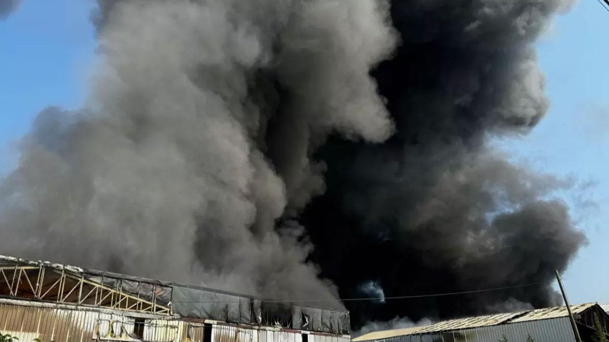 Bursa'da fabrika ve geri dönüşüm tesisinde çıkan yangına müdahale ediliyor