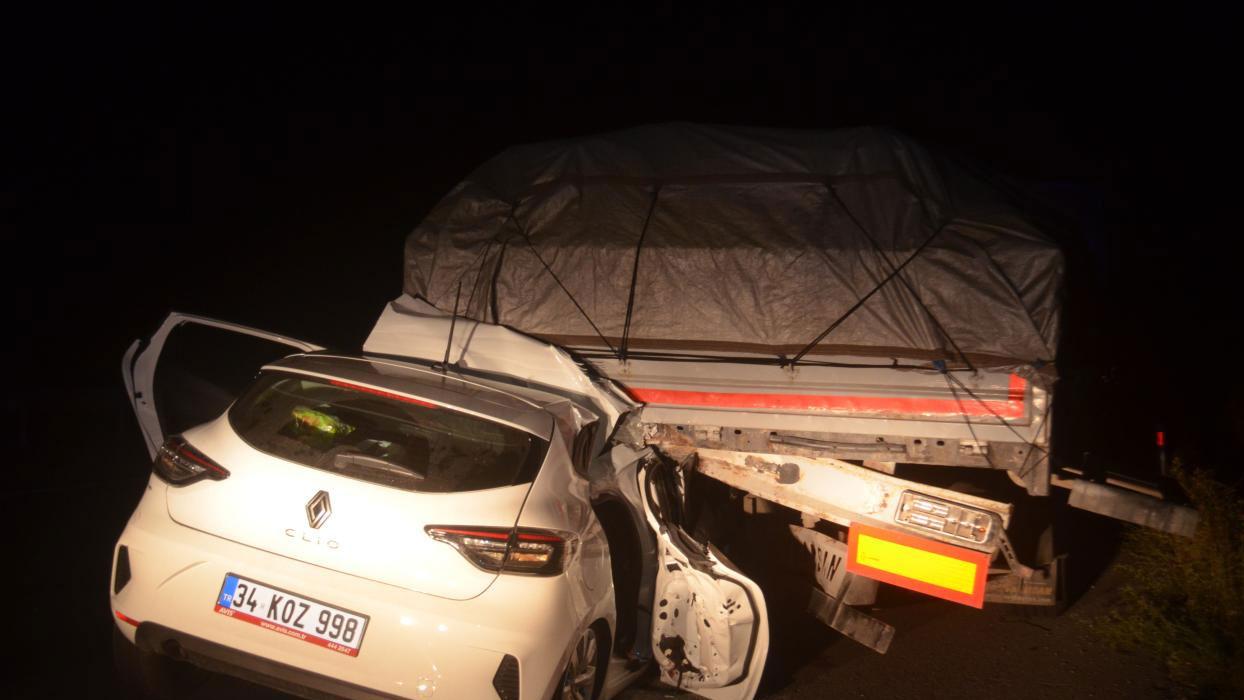 Amasya'da tıra çarpan otomobildeki 5 kişi yaralandı