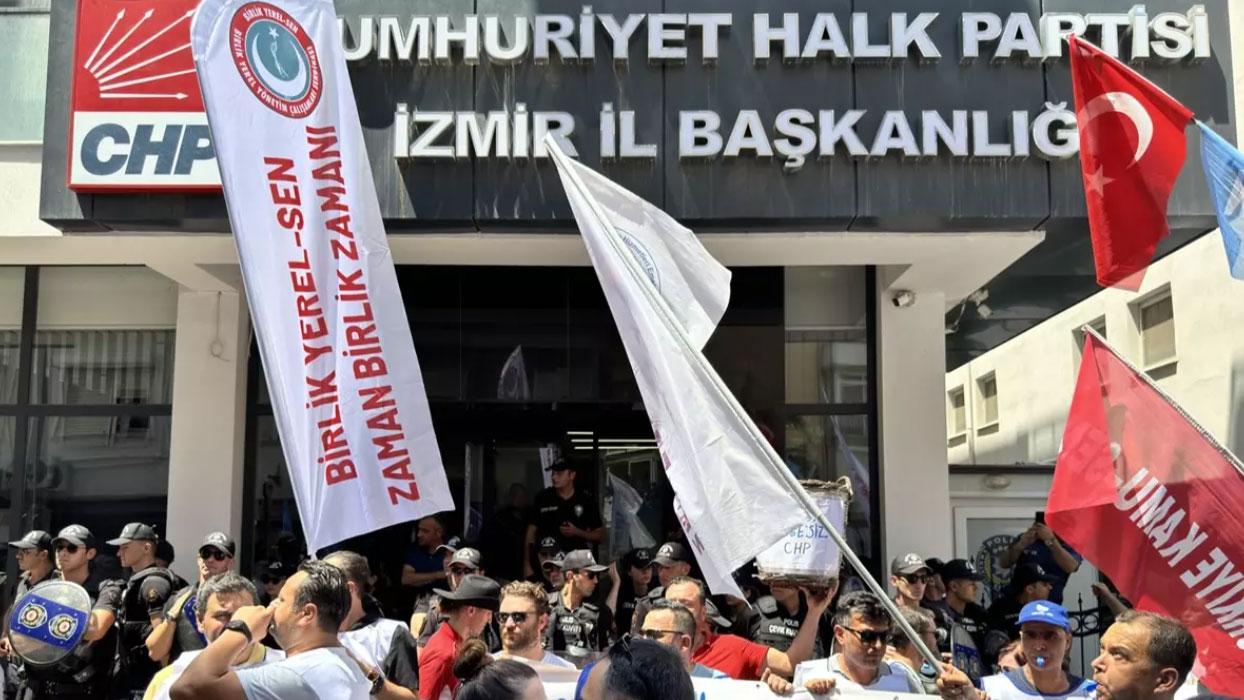 İzmir'de 1 gün iş bırakan memurlar, CHP İl Başkanlığı önünde eylem yaptı
