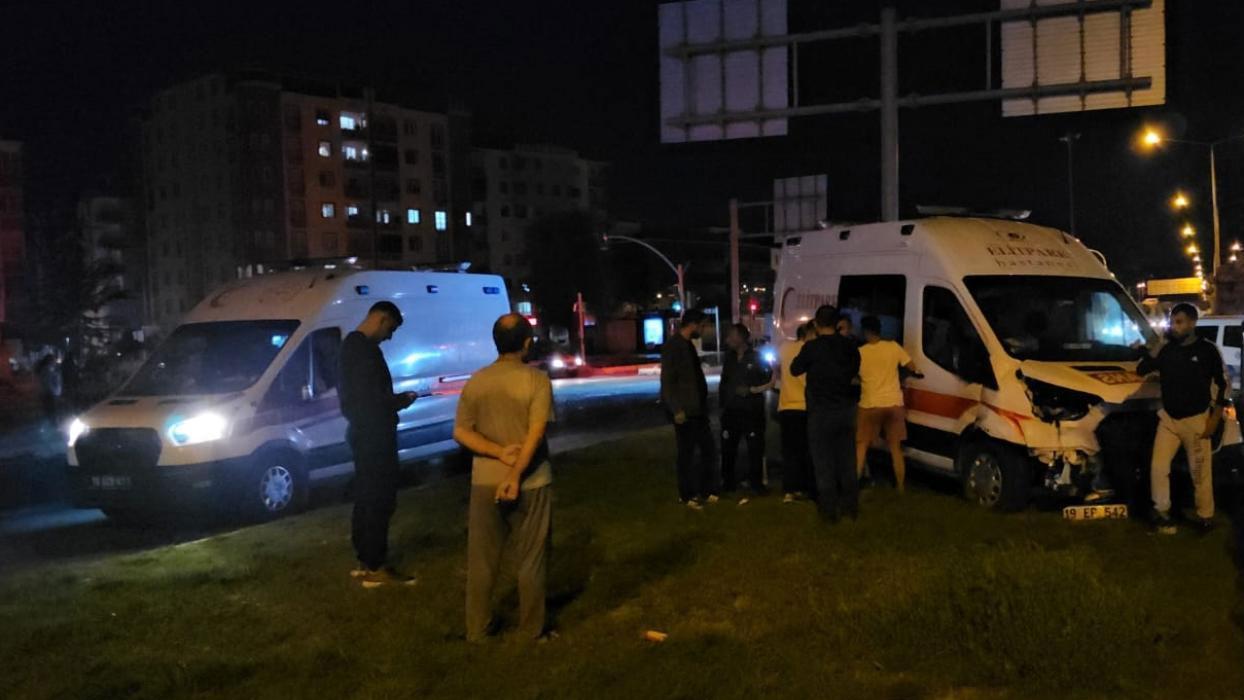 Çorum'da ambulansla otomobil çarpıştı