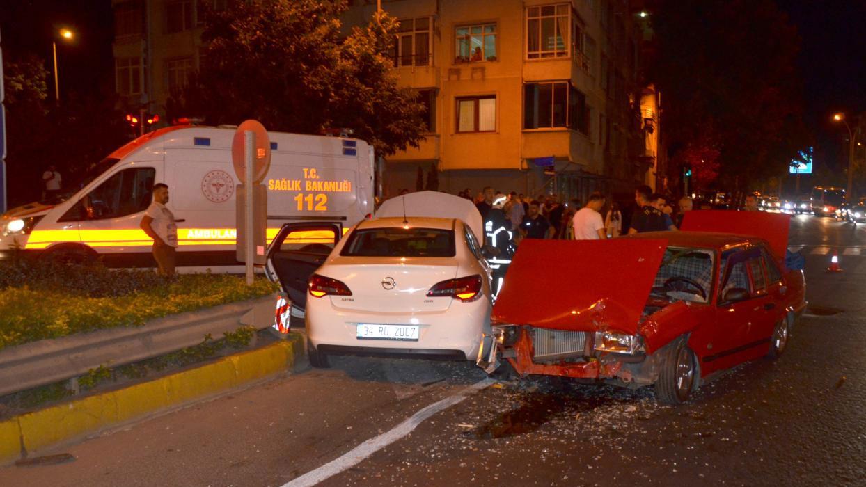 Kocaeli'nde iki otomobil çarpıştı: 6 yaralı