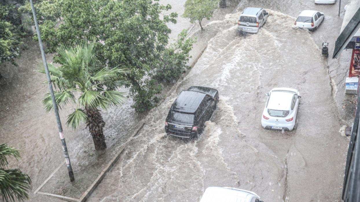 Mersin'i sağanak yağış vurdu