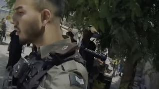 İsrail polisi Doğu Kudüs'te Filistinlileri darbettiği anları görüntüleyen TRT Haber ekibine saldırdı