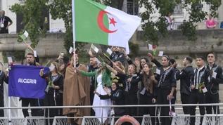 Olimpiyat açılışında Cezayir kafilesi, Paris'te katledilen Cezayirlileri Sen Nehri'ne gül atarak andı