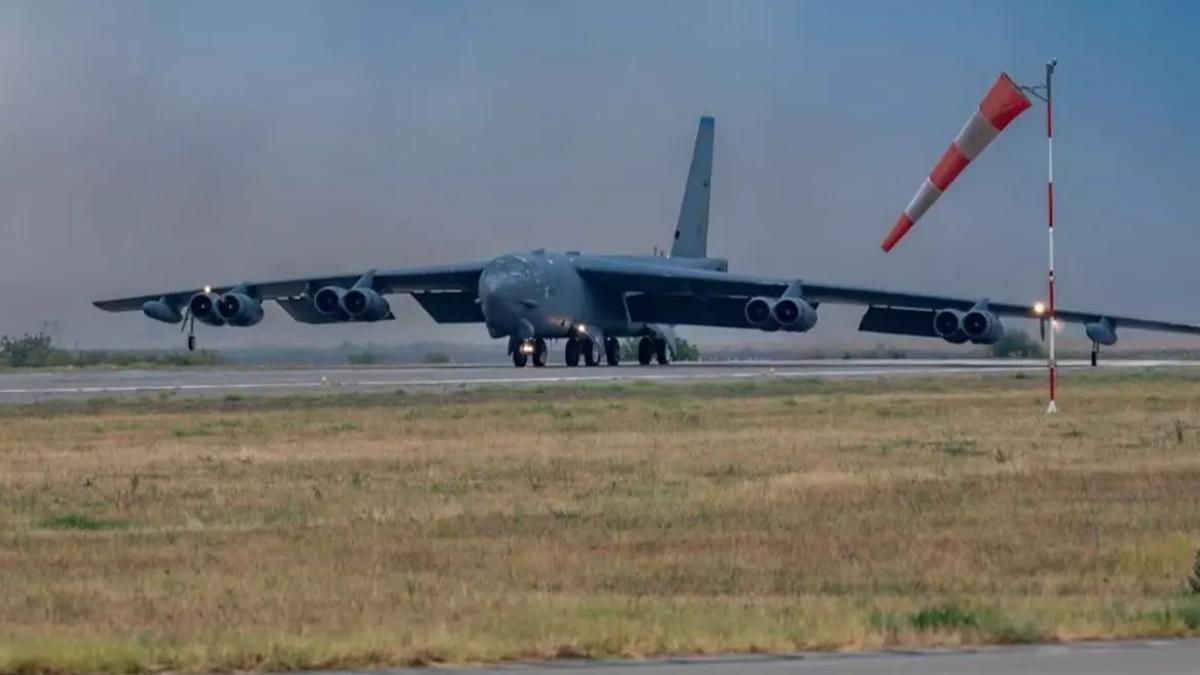 ABD'ye ait B-52 bombardıman uçağı Romanya'dan havalandı