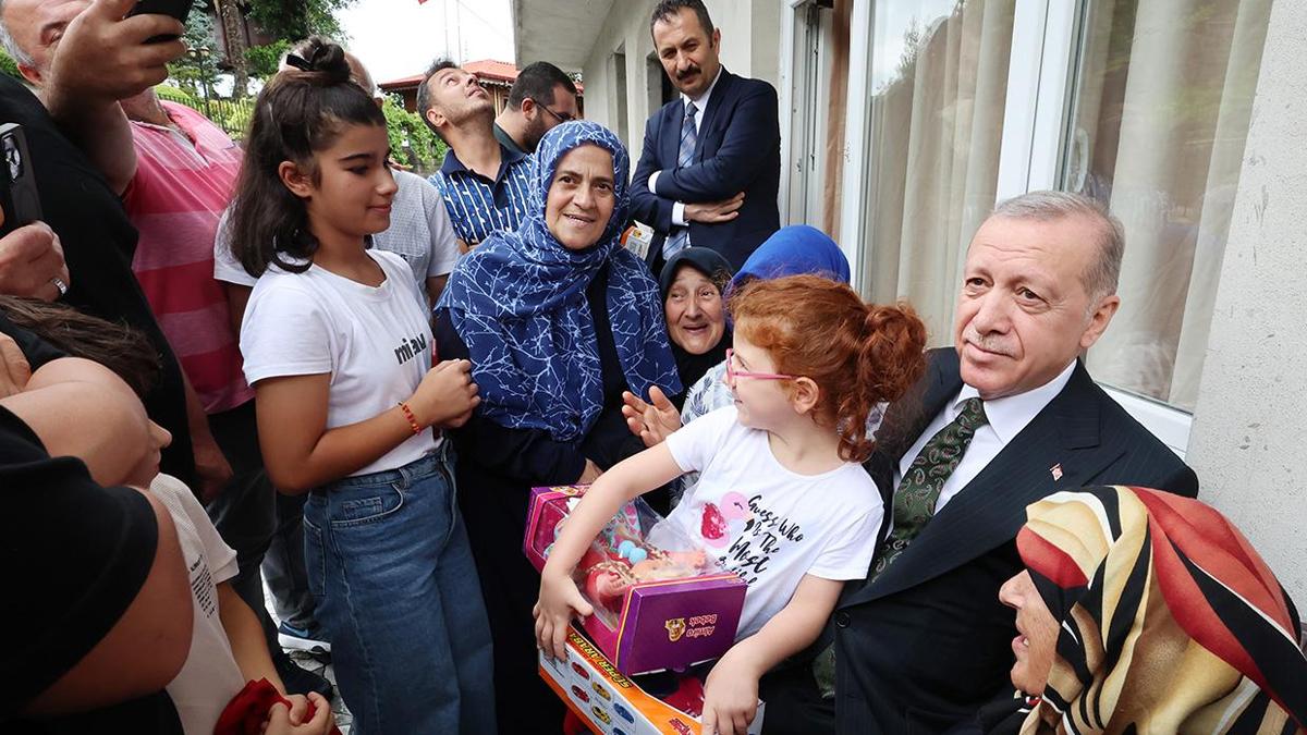 Cumhurbaşkanı Erdoğan, Rize'de komşularını ziyaret etti