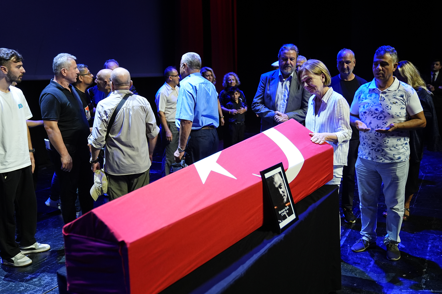 Sanatçı Kenan Işık son yolculuğuna uğurlanıyor