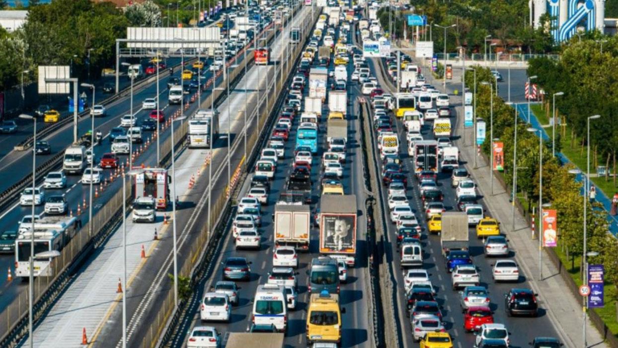 E-5'te trafik kaosu! Kilometrelerce kuyruk oluştu