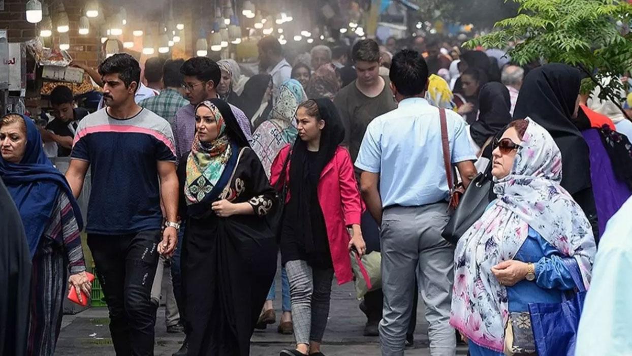 İran'da kadın polisler başörtüsü kuralını ihlal eden genç kızlara şiddet uyguladı