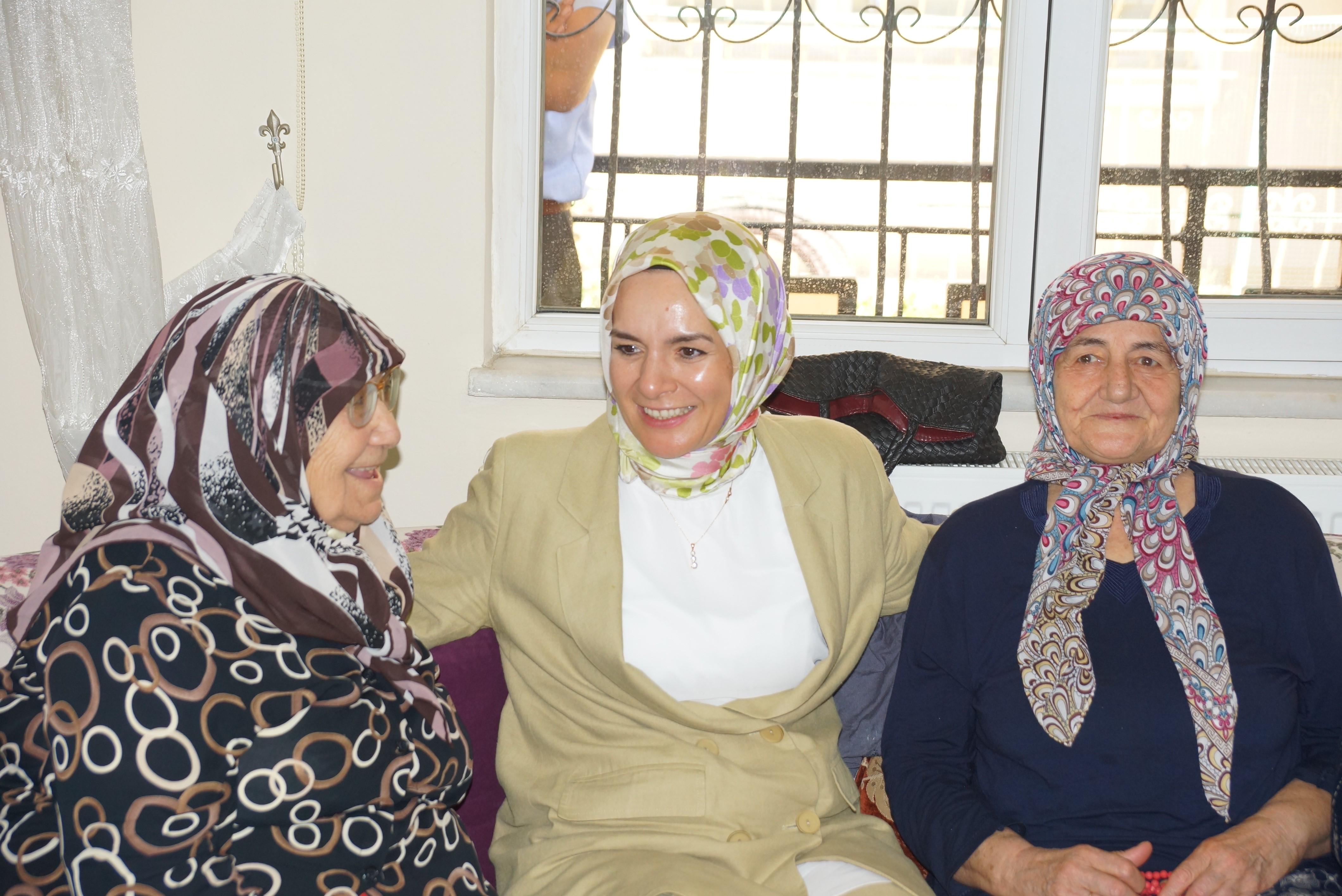 Aile ve Sosyal Hizmetler Bakanı Göktaş, Aydın'da yaşlı çınarlarla bir araya geldi