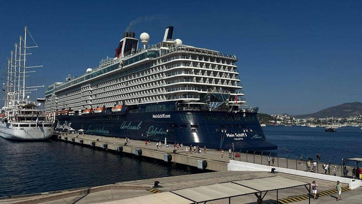 Bodrum'a iki kruvaziyerle 3 bin 162 yolcu geldi