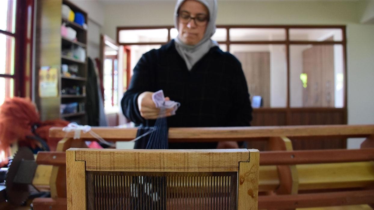 Bilecikli kadınlar kente özgü dokumaları kendi çözgüleriyle yaşatıyor