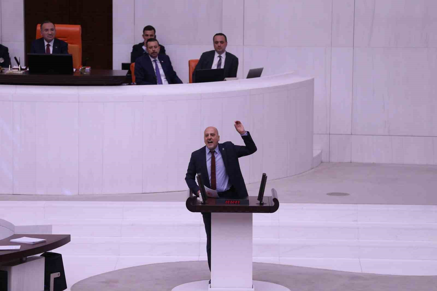 Genel Kurul'da hakarete yumruk