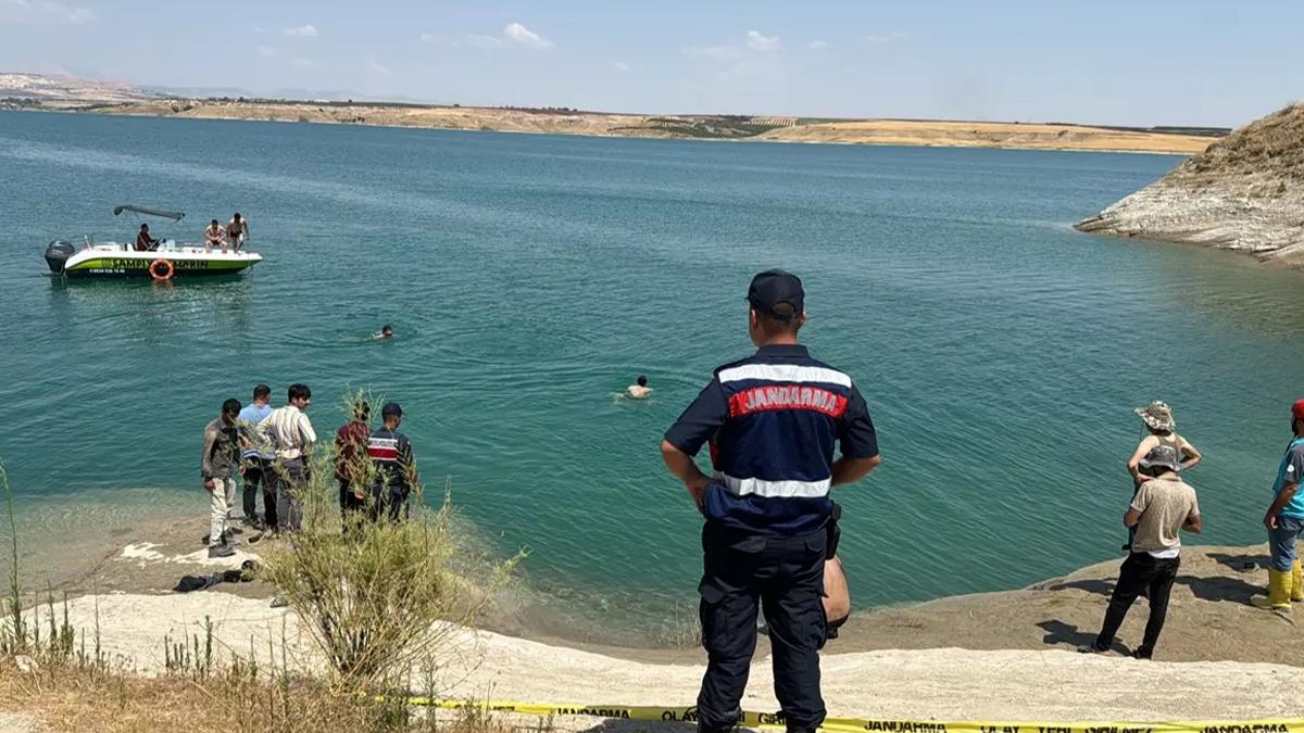 Baraj gölüne giren 2 kardeşten biri hayatını kaybetti