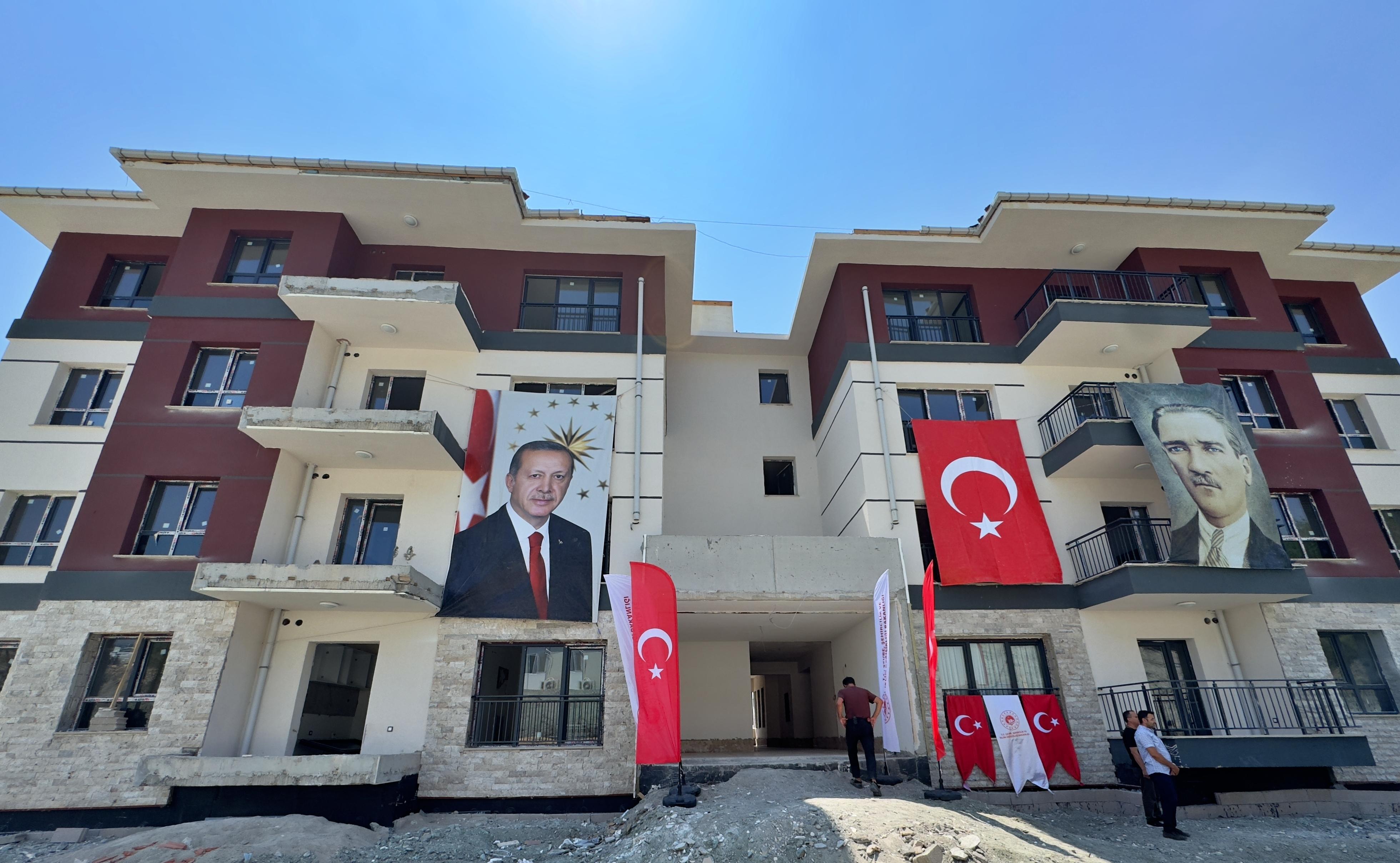 Depremzedeler yeni yuvalarının anahtarlarını teslim alıyor