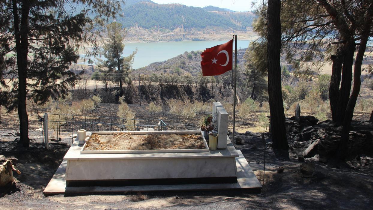 Bir köy tamamen yandı alevlerin uğramadığı tek nokta şehidin kabri ve Türk bayrağı oldu