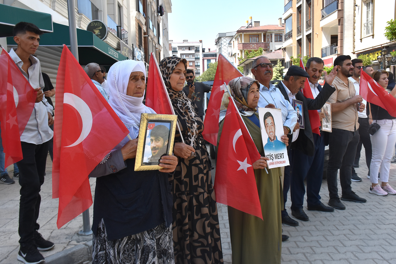 DEM Parti önündeki ''evlat nöbeti'' sürüyor