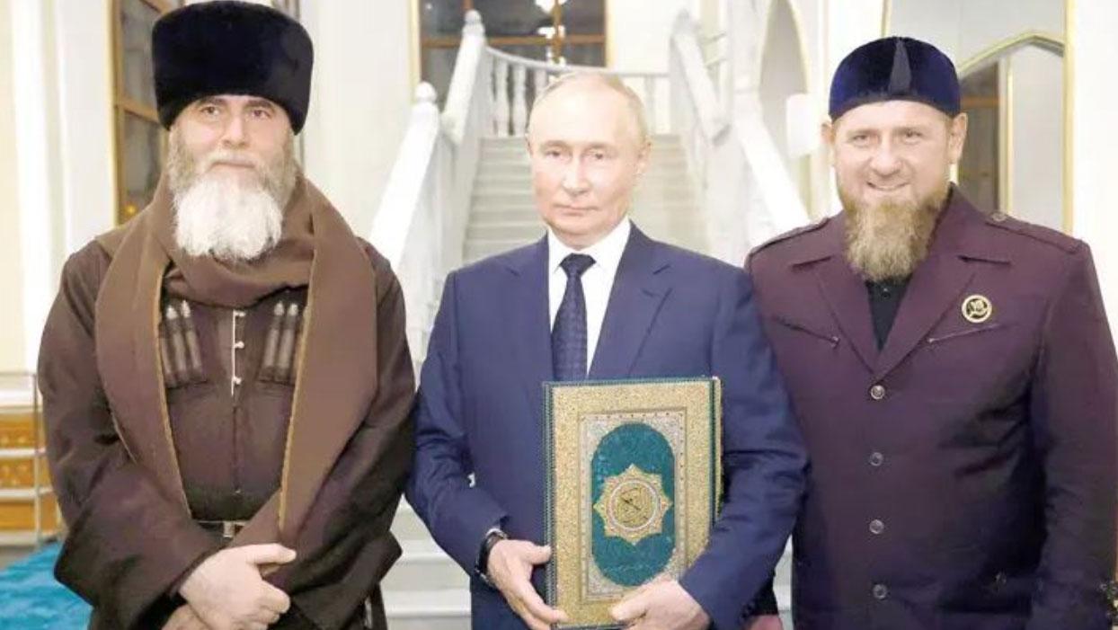 Putin, camiye hediye ettiği Kur'an-ı Kerim'i öptü