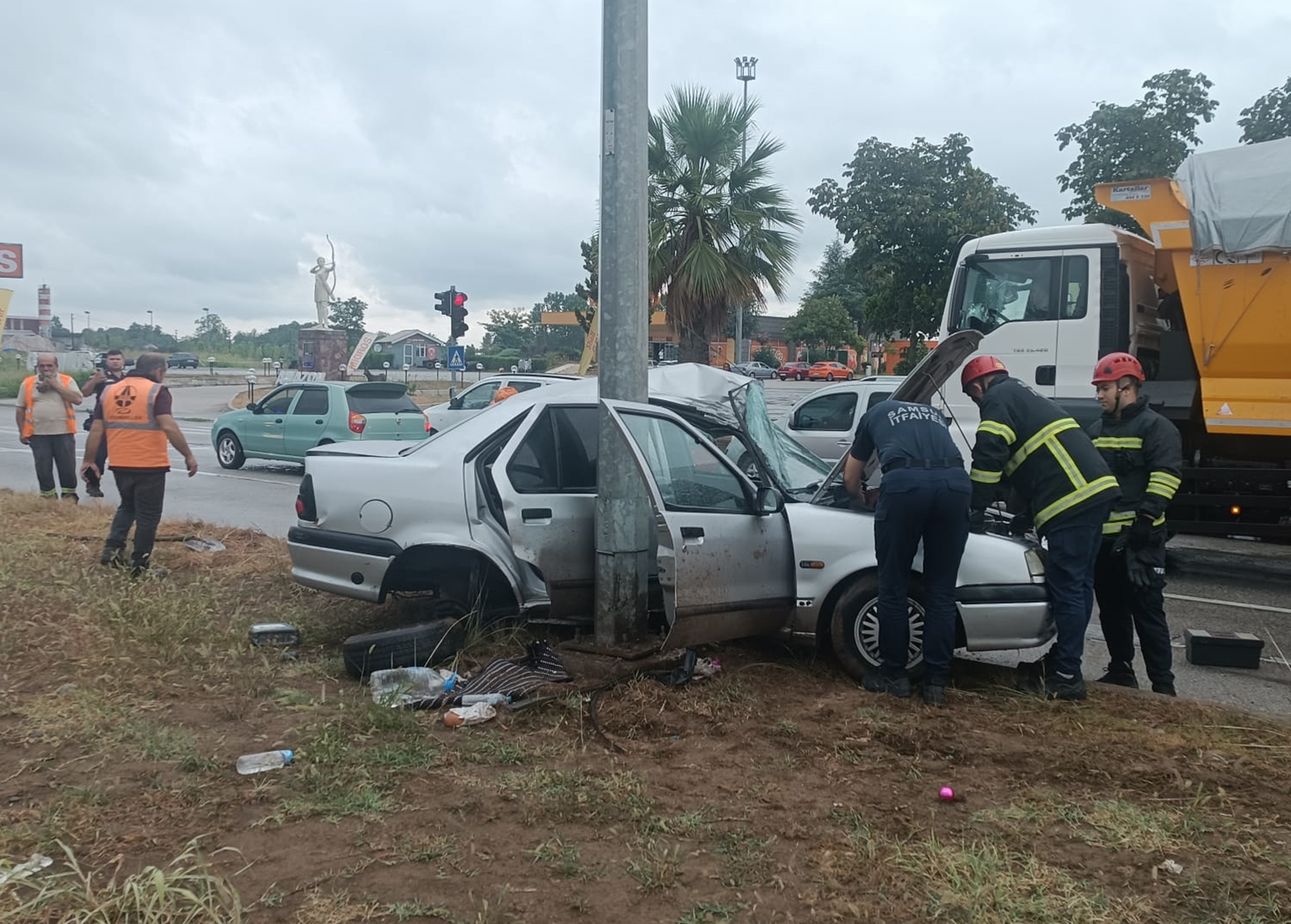 Samsun'da otomobil aydınlatma direğine çarptı: 1 ölü
