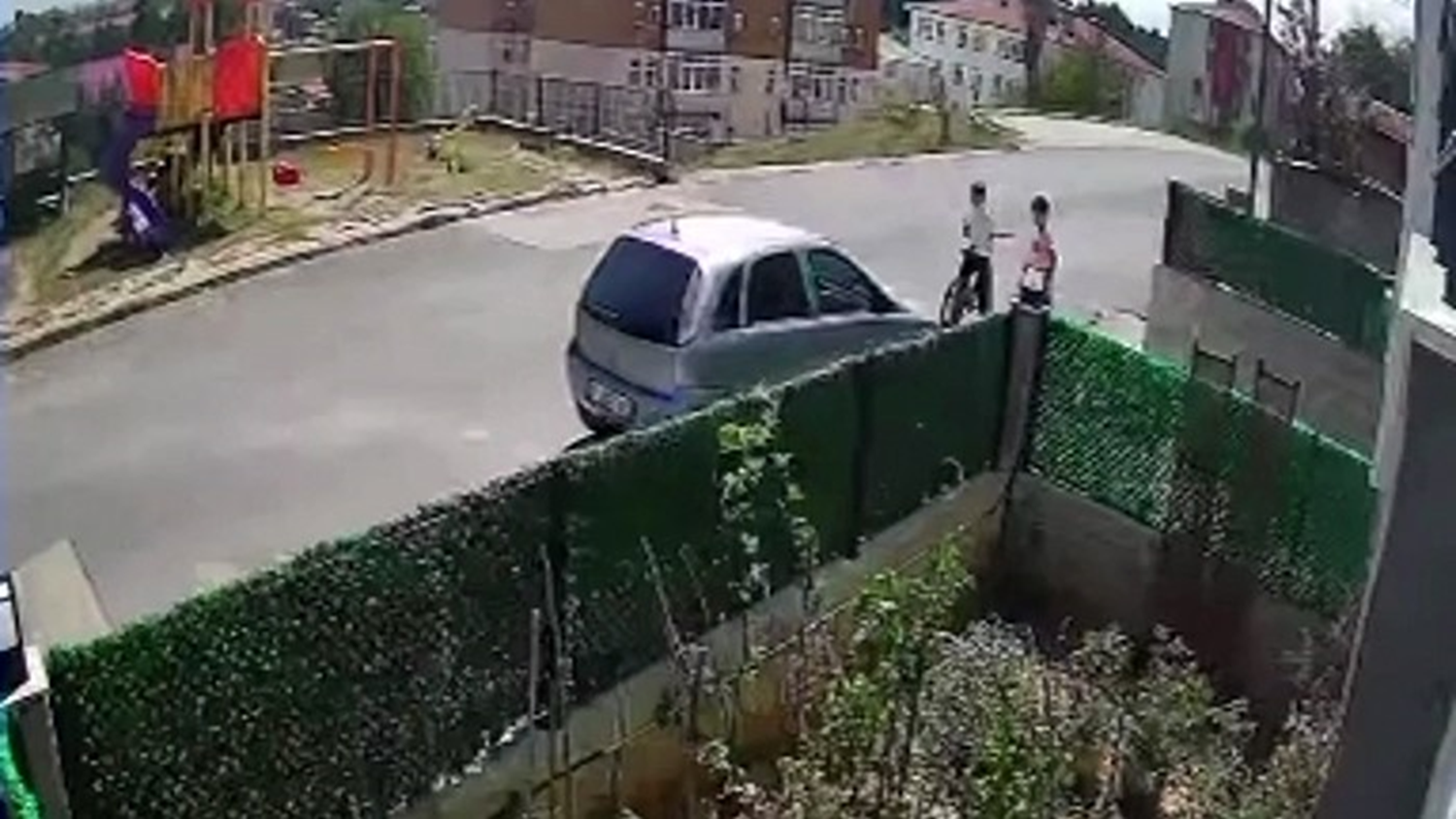 Oğluyla tartışan 12 yaşındaki çocuğu aracıyla ezen kadın tutuklandı.