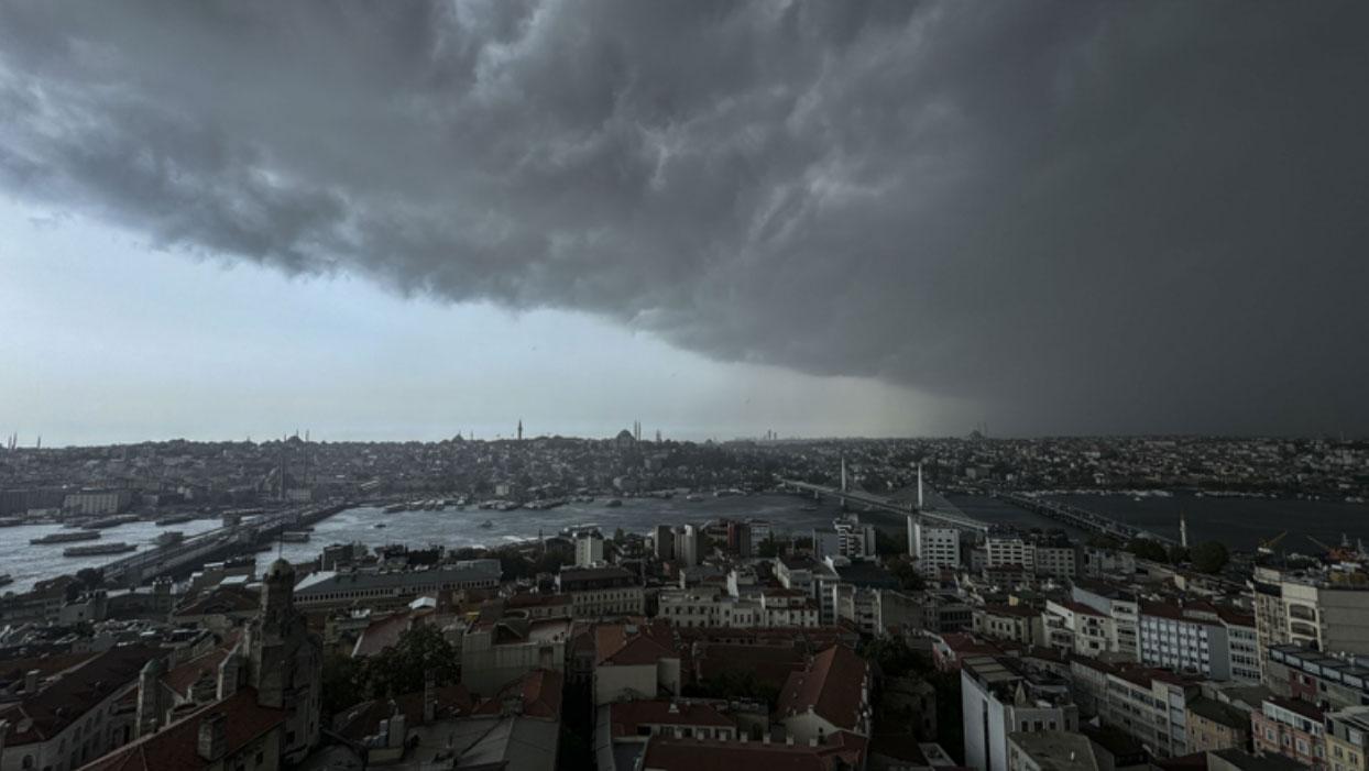 İstanbul'da şiddetli sağanak: Sokaklar sular altında!