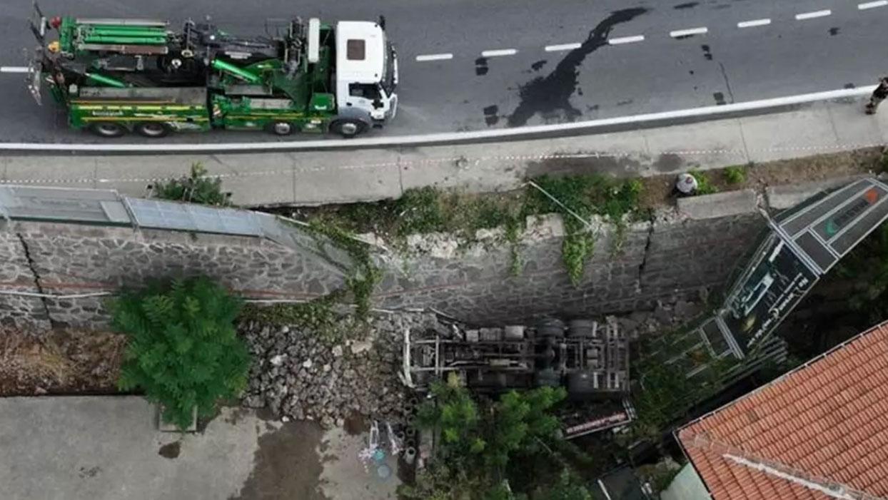 Başakşehir'de feci kaza: Kamyon sitenin bahçesine uçtu