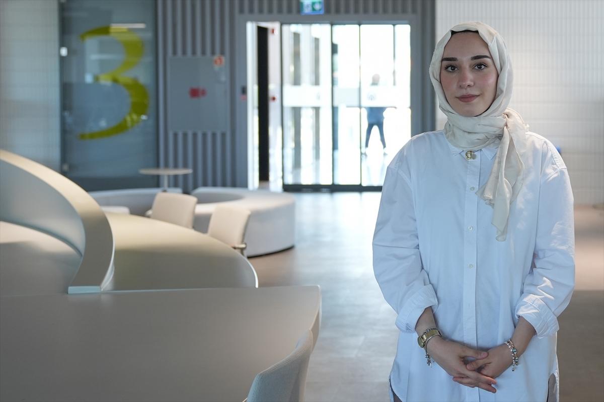 YÖK'ten başörtüsü nedeniyle ayrımcılığa uğrayan Dilara Çiçek'e destek