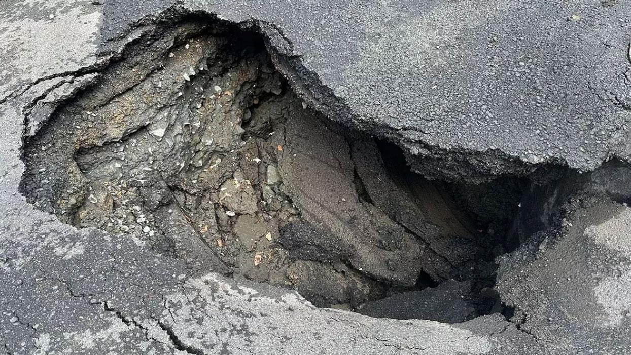 Sarıyer'de yol çöktü
