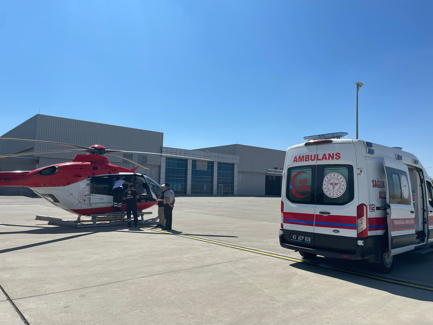 Ambulans helikopter yeni doğan bebek için havalandı