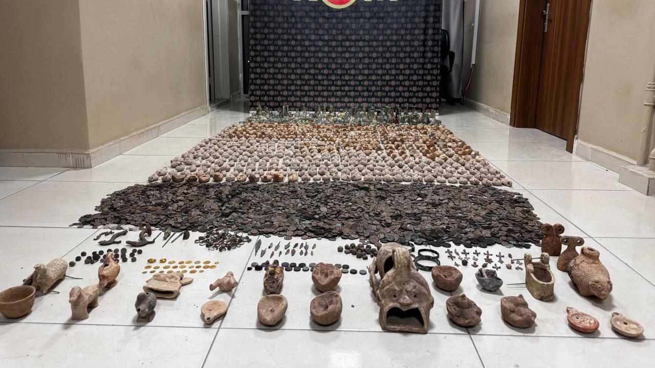 Baskın yapılan tek bir evde tam 15 bin 301 tarihi eser ele geçirildi