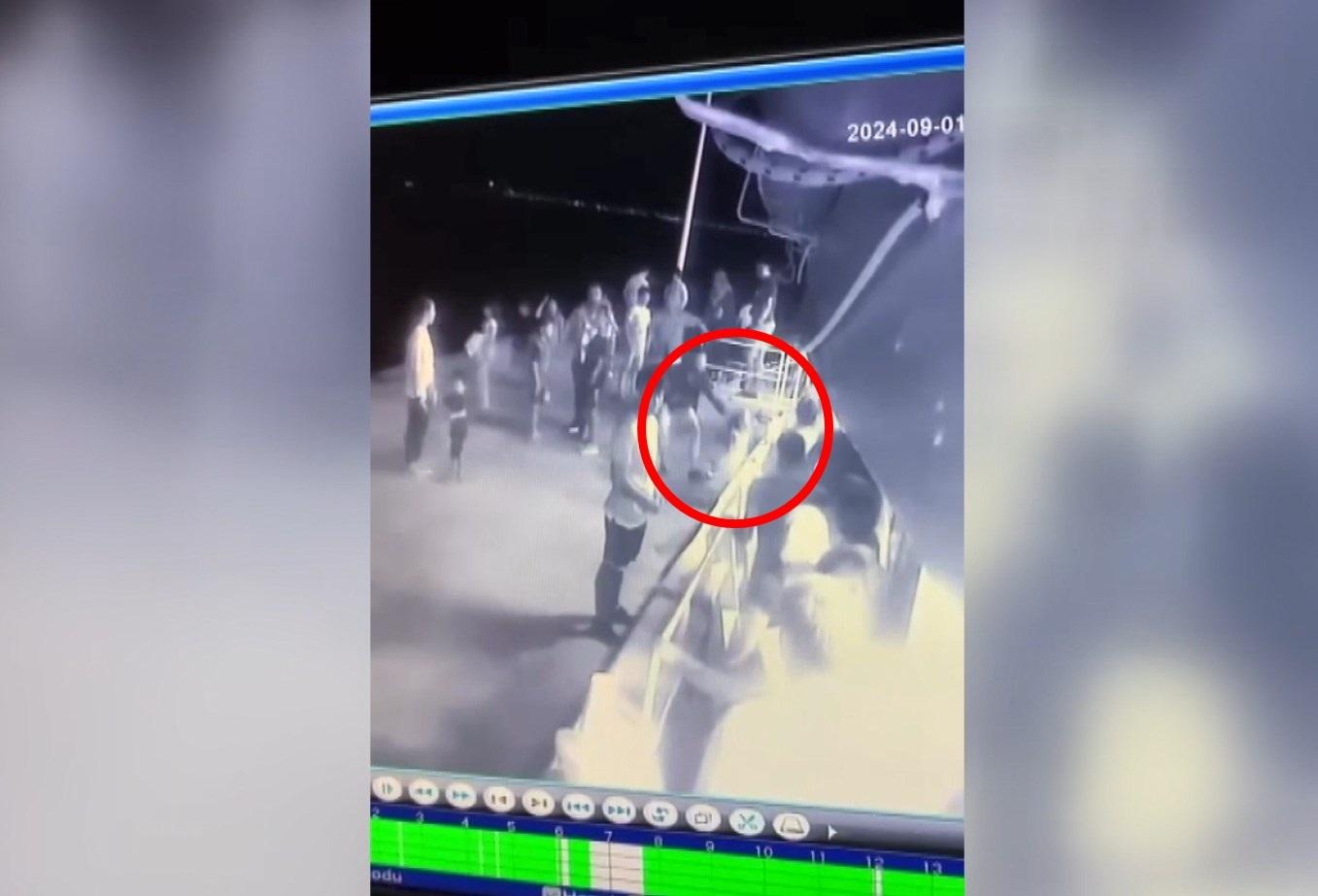 Bursa'da korku dolu anlar! Küçük kız iskele ile gemi arasındaki boşluğu fark edemeyince...