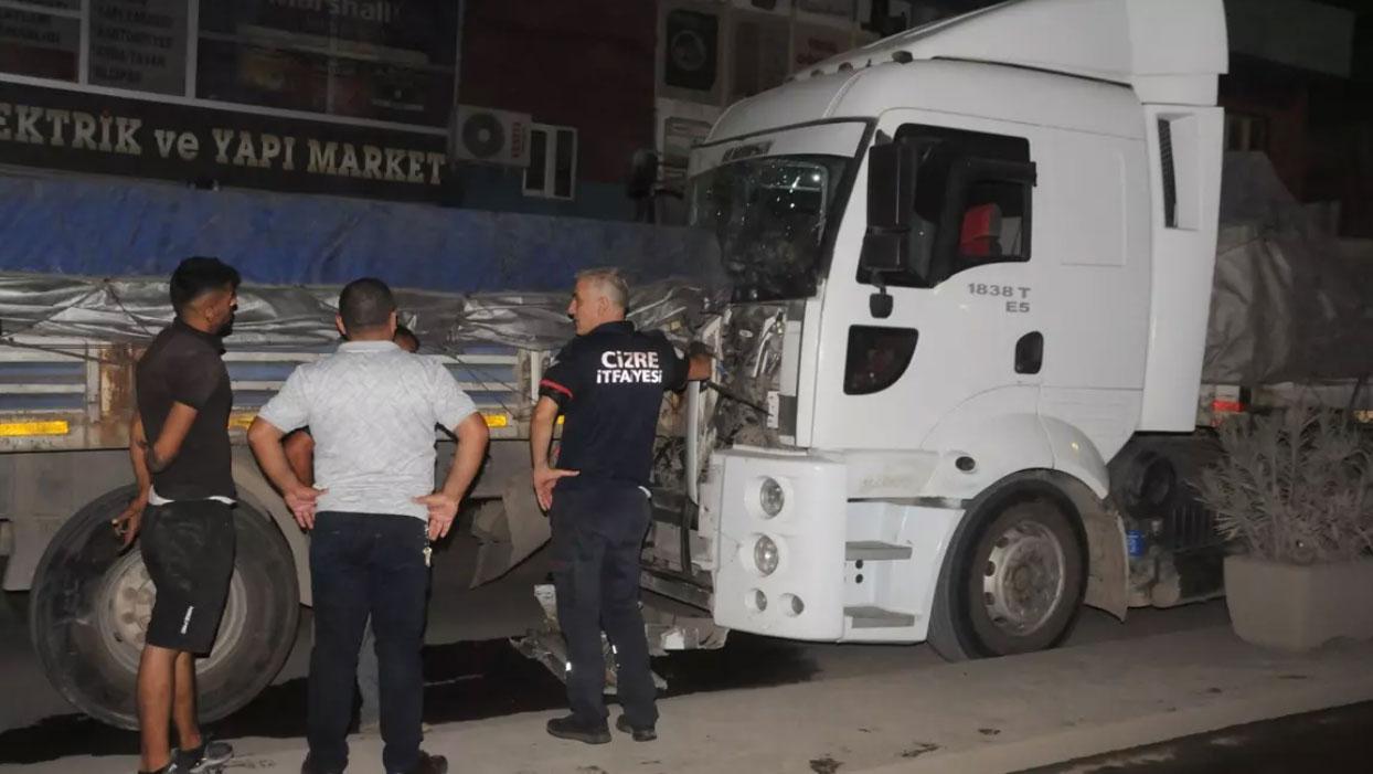 Freni boşalan tır araçlara çarparak durabildi