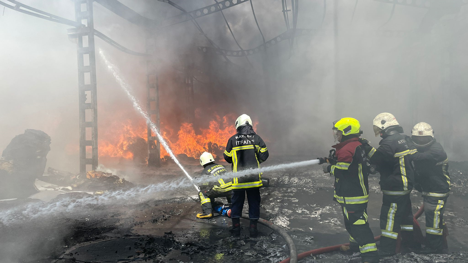 Kayseri'de sünger fabrikası alev alev yanıyor